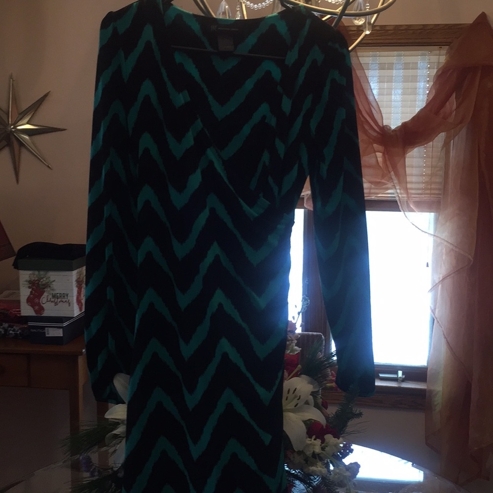 Super flattering dress for work or cocktails!